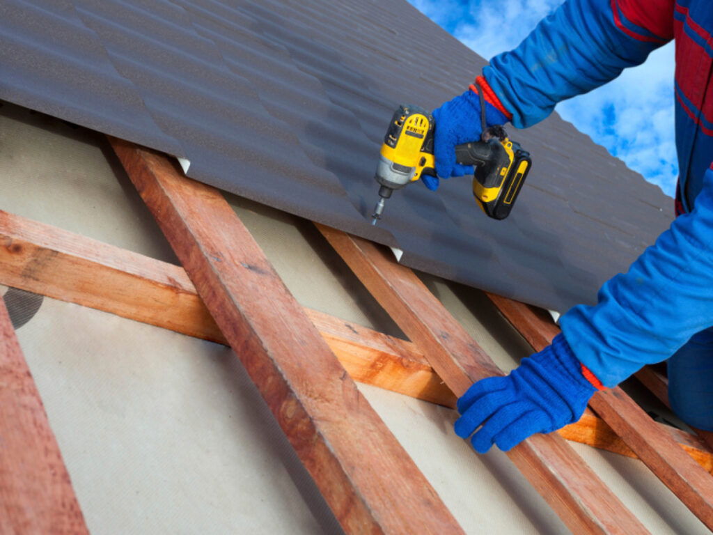 7 top reasons you should hire a roofing contractor